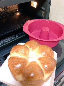 ダイソーの300円シフォンケーキ型で パン焼いたら 自分的にメッチャいい感じで 朝からテンション上がったシフォンケーキ型 ダイソー商品一覧