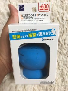 ダイソーのBluetoothスピーカー買ってみました 風呂で音楽を聞くのにはかなり良かったです スマホ持ち込めばええやんとは言わせません 大切なのは雰囲気　Bluetoothスピーカー ダイソー商品一覧